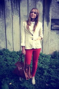 белый пиджак с красными джинсами