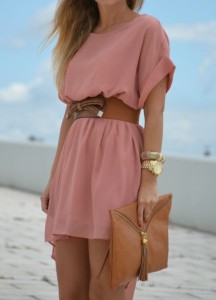 нежно розовое платье с коричневым ремешком