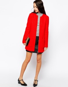 красное пальто с черной юбкой