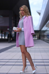 серое платье с розовым пальто